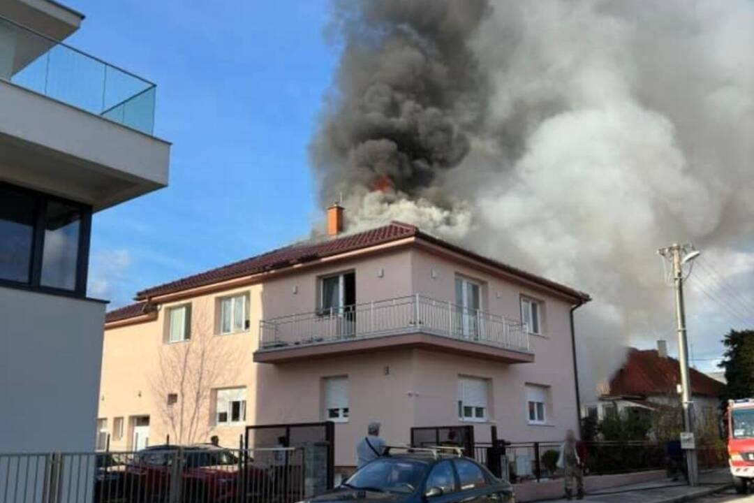 FOTO: Požiar dielne v Pezinku poškodil aj rodinný dom. Nedbalosťou ho zrejme založil dôchodca
