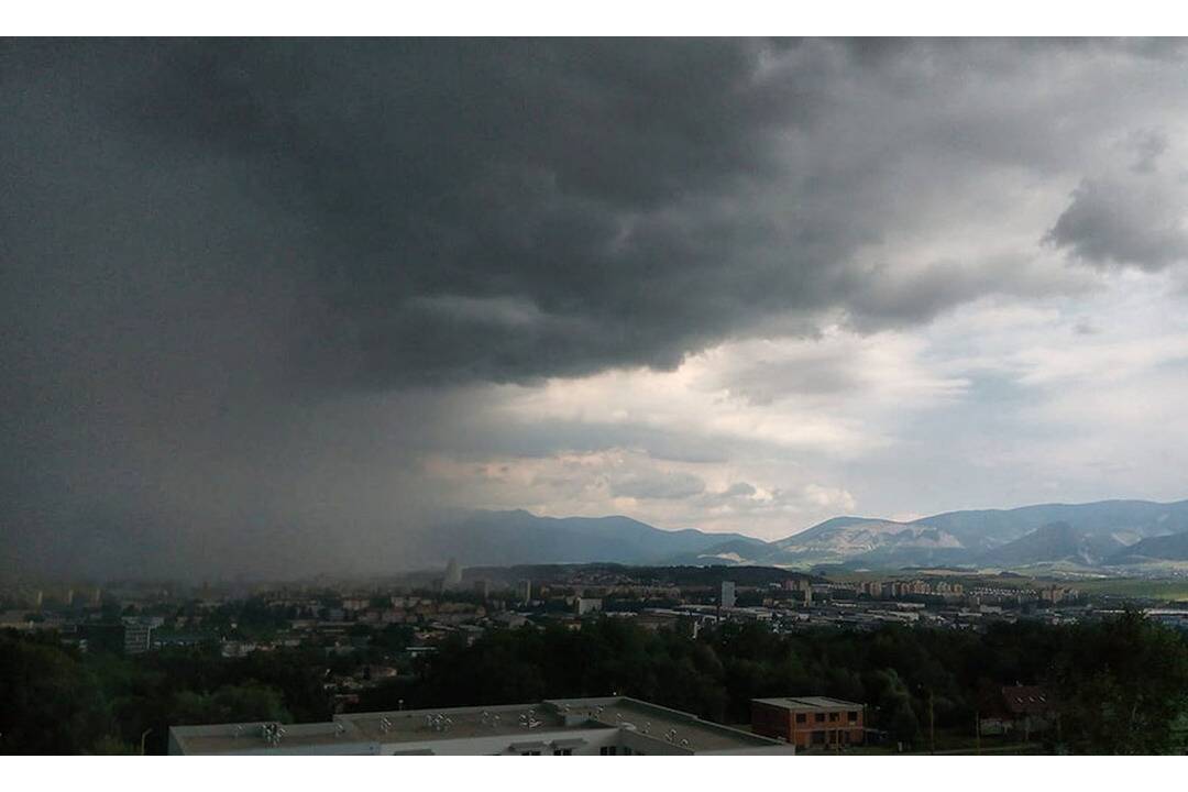 Slovensko čaká dážď aj veľké teplotné rozdiely. Meteorológovia varujú pred silným vetrom