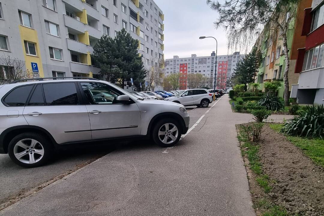 Parkovanie na ulici v Petržalke vyvoláva otázky. Obyvatelia nevedia, kedy dostanú pokutu