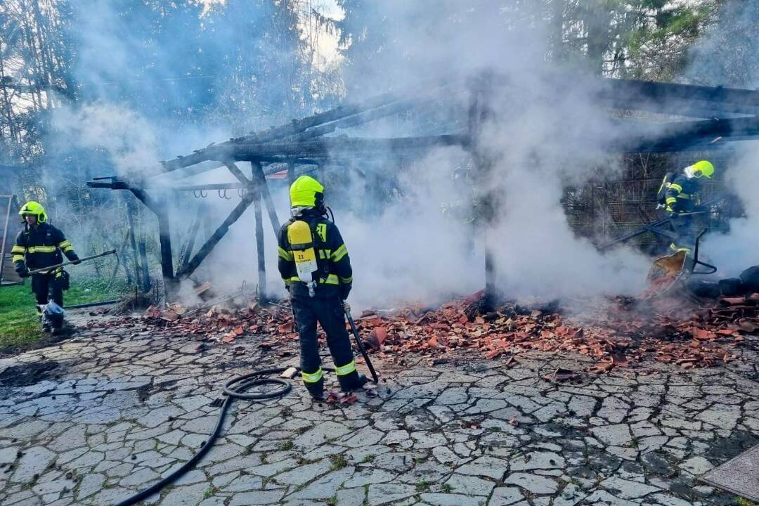 FOTO: Stupavskí hasiči zasahovali pri požiari drevenej stavby v Borinke