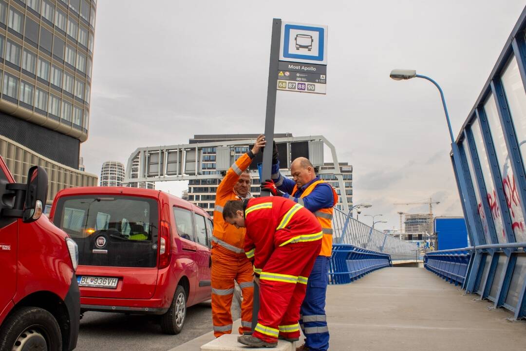 FOTO: Dopravný podnik Bratislava vymenil v meste viac ako tisíc starých označníkov za nové