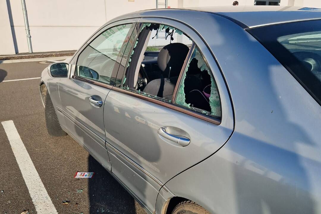 Pri Kauflande v Devínskej Novej Vsi niekto rozmlátil auto. Za bieleho dňa mu rozbil okná