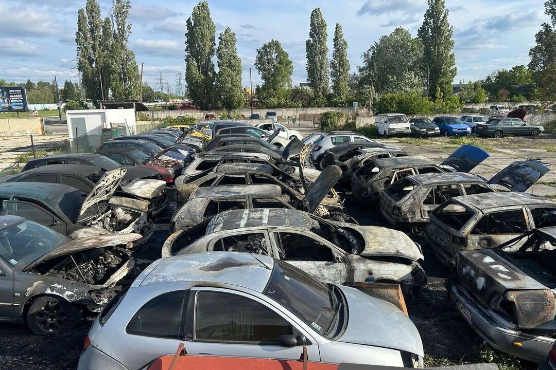 Foto: V Novom Meste vyčíňal podpaľač. V areáli na Vajnorskej horelo 16 áut