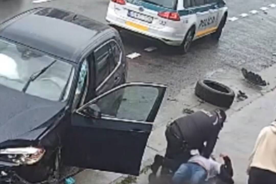 VIDEO: Dráma na Farského ulici. Muž skončil po dopravnej nehode v bezvedomí, oživovali ho policajti