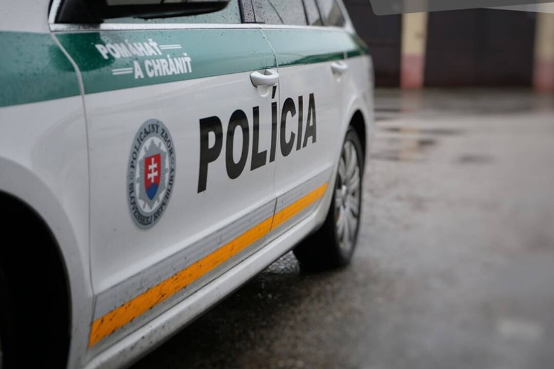Foto: Auto pri Rohožníku zišlo z cesty a prevrátilo sa. Vodička nehodu neprežila