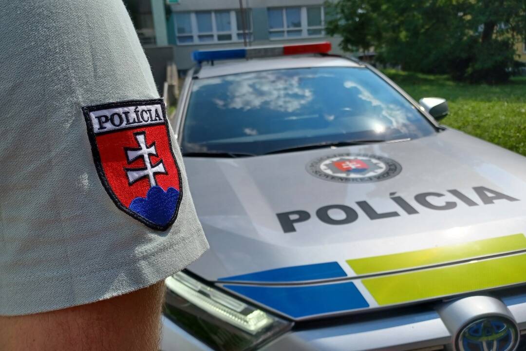 Foto: Ďalšie mŕtve telo v Bratislave. Policajti našli v petržalskom byte dôchodkyňu bez známok života