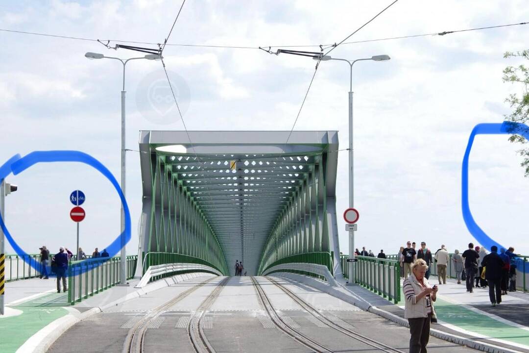 Foto: Na Starom moste vznikajú hádky medzi cyklistami a chodcami. Čo hovoria dopravné značky?