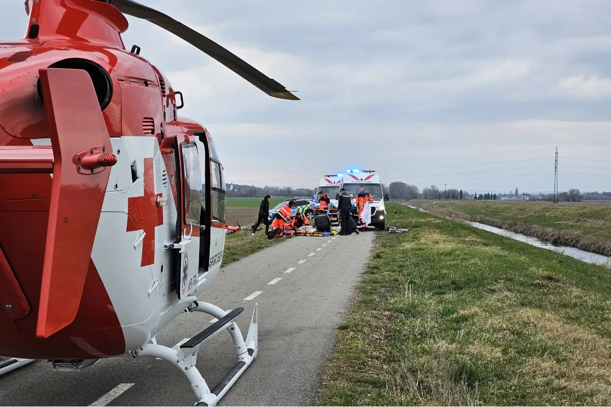 Foto: Na cyklochodníku omdlel 74-ročný muž. Prišiel preňho vrtuľník, v umelom spánku ho previezli do Nemocnice Bory