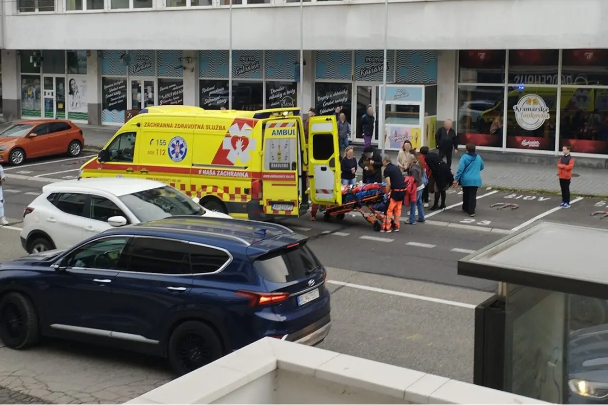 Foto: Chlapca na Kramároch zrazilo auto, keď prechádzal cez cestu mimo priechodu. Ľudia tvrdia, že chyba je aj v semaforoch