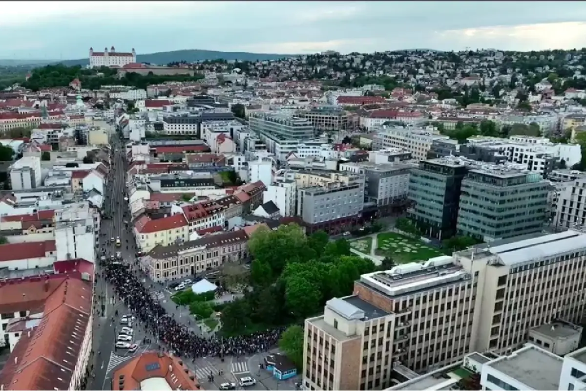 FOTO: Protestujúci pochodovali pred Prezidentský palác. S prejavmi vystúpili Michal Hovorecký či Lucia Szabová