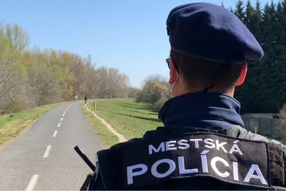Foto: Polícia zadržala muža, ktorý na hrádzi napadol cyklistku. Vybehol z priľahlého lesa