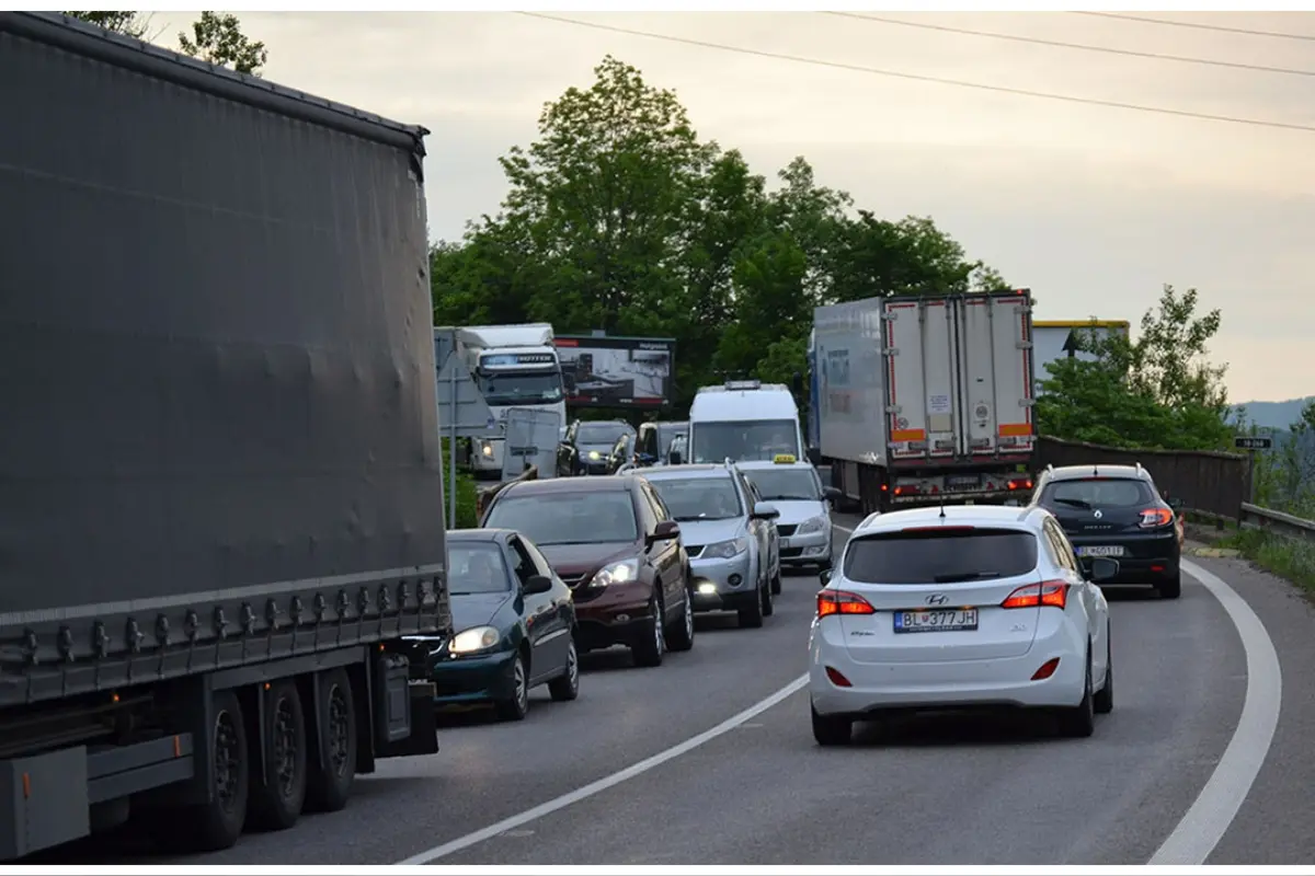 Foto: V kolónach sa zdržíte na vjazdoch do Bratislavy, pol hodinu čakáte aj v Mlynskej Doline. Nezabudnite na uličku záchrany