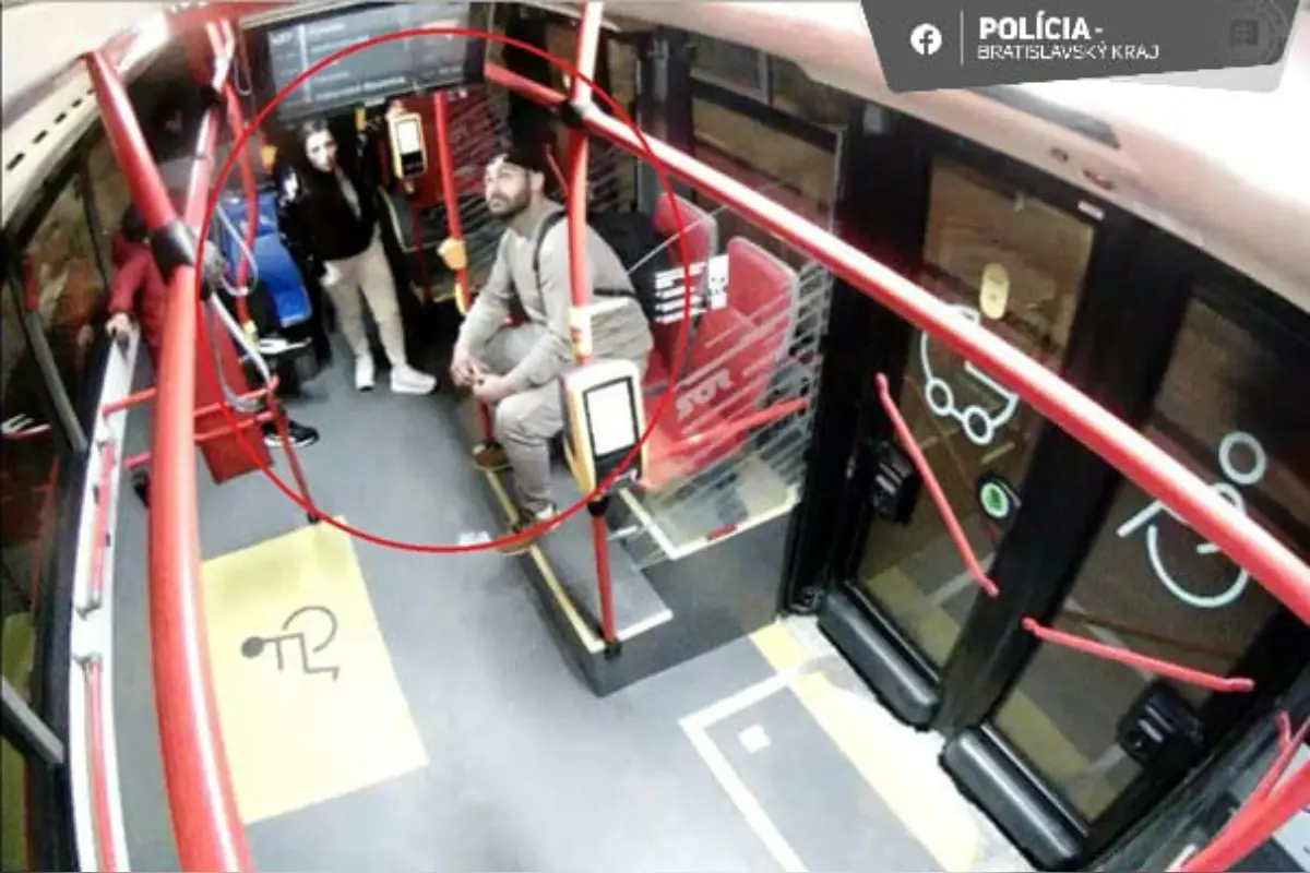 Foto: Muž na Hlavnej stanici v Bratislave prišiel o mobil, peniaze aj prsteň. Polícia pátra po dvojici z autobusu