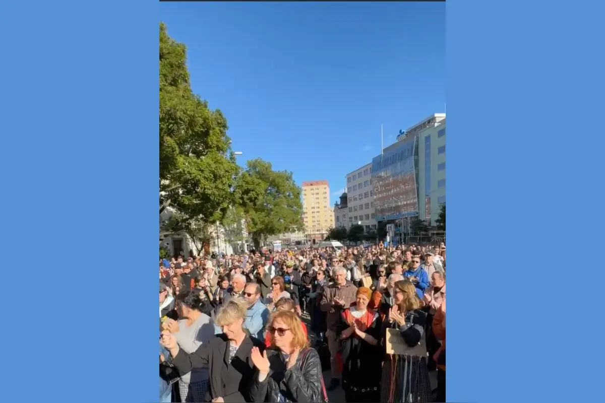 Foto: V hlavnom meste prebieha protest, opäť sa ozývajú folkloristi. Heslom protestu sa stala pieseň Nebojím, nebojím sa pána