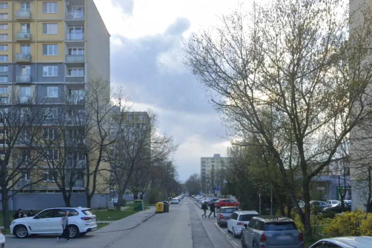 Foto: V Ružinove vraj niekto označuje byty kriedou. Obyvatelia Komárnickej si našli pri zámkoch biele bodky