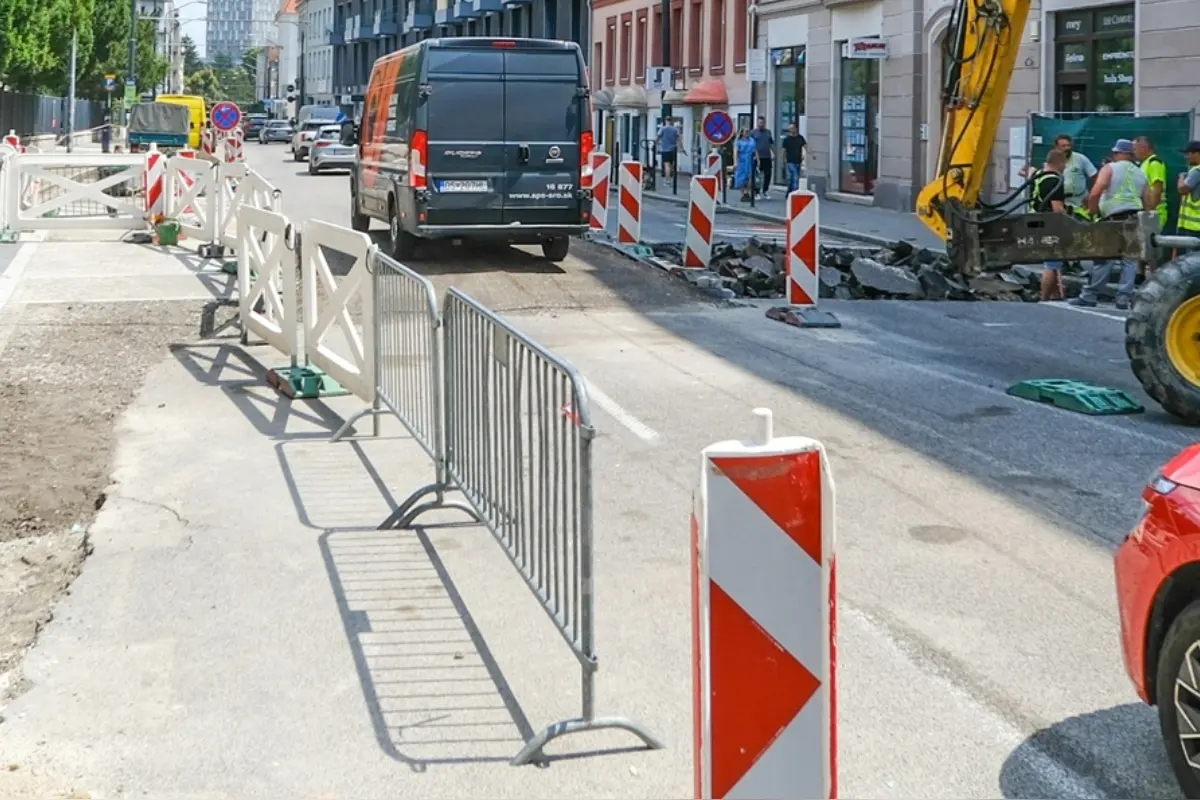 FOTO: Dunajskú ulicu v Bratislave čaká opäť oprava vozovky, počas víkendov treba rátať s obmedzeniami