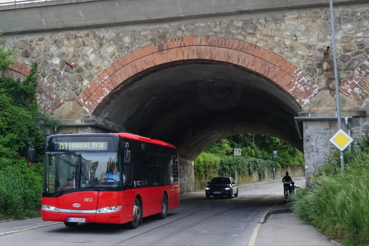 Foto: Zľava na autobusy v Bratislavskom kraji sa pre niektorých dôchodcov zrušila, kto o ňu prišiel?