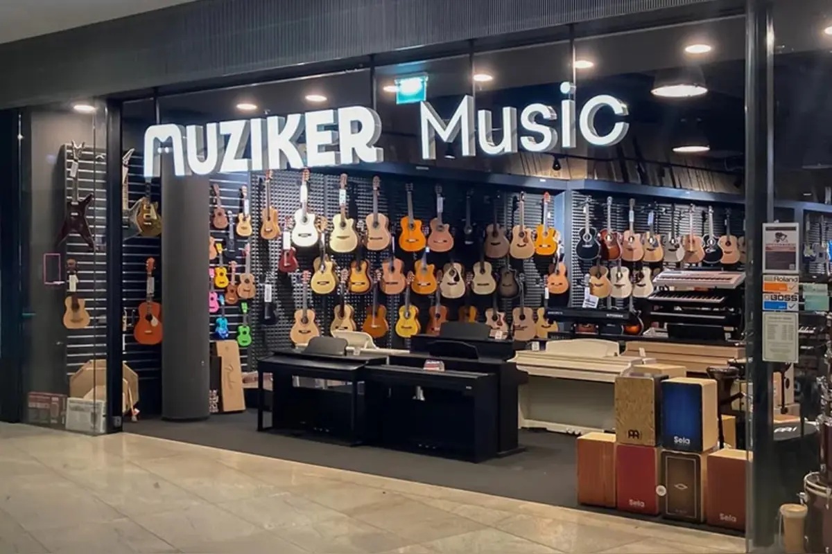 Foto: Známy predajca hudobnín Muziker zatvára v Bratislave prevádzku, v Európe sa mu však darí