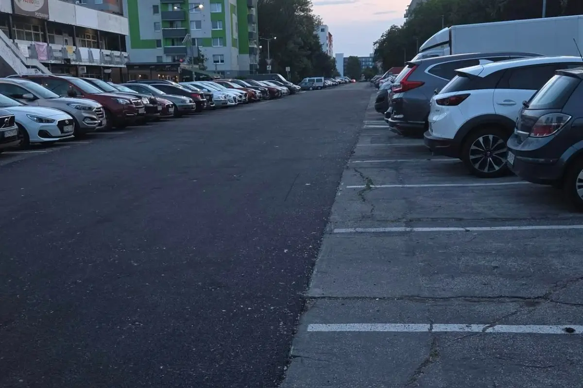 Foto: Parkovisko v Ružinove opravili len čiastočne, asfalt v strede, diery po bokoch. Poplátané ako v Kambodži, smejú sa ľudia