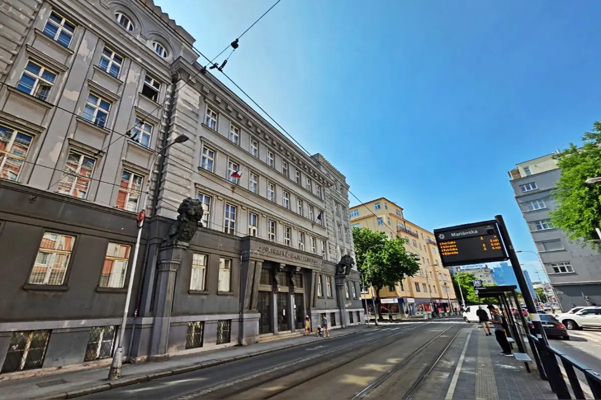 Foto: Taxikár odviezol podozrivého muža priamo na policajnú vrátnicu. Mal pri sebe plynovú strelnú zbraň a dva nože