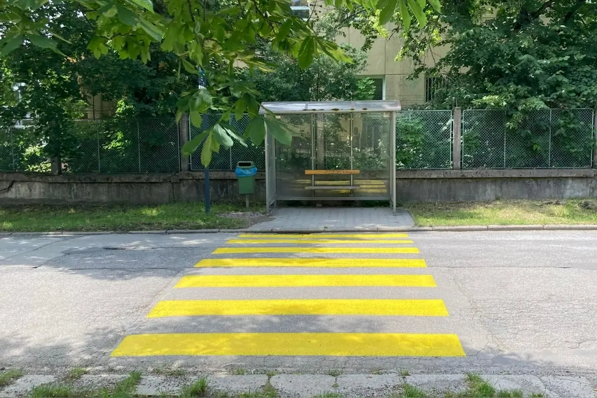 Foto: Ľudia krútia hlavami nad novým priechodom pre chodcov v Pezinku. Je žltý a vedie priamo k zastávke, je to v poriadku? 