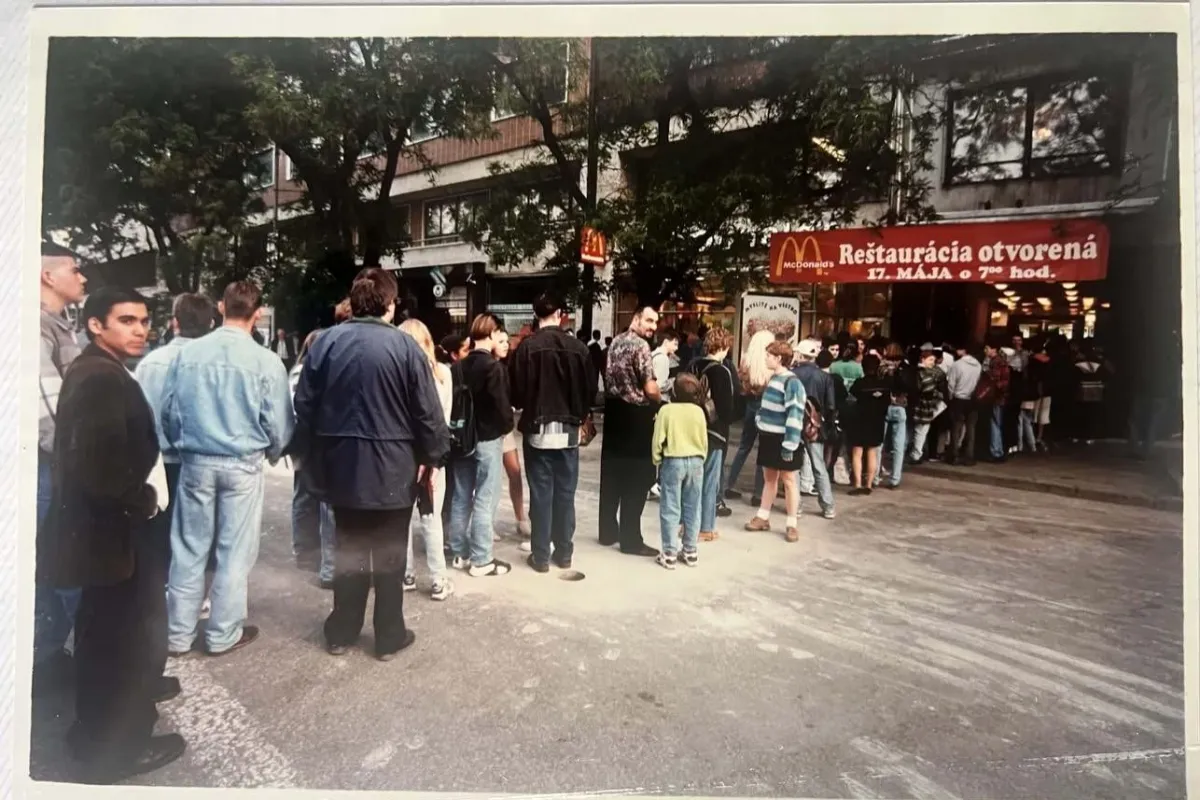 Pamätáte si, keď v Bratislave otvorili prvý McDonald´s? Ľudia stáli v rade ako na mandarínky