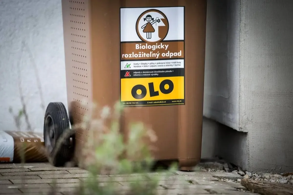 Vrakunčanke niekto cez noc zaplnil smeťami celý kontajner pred domom. Obyvatelia debatujú, čo v takom prípade robiť