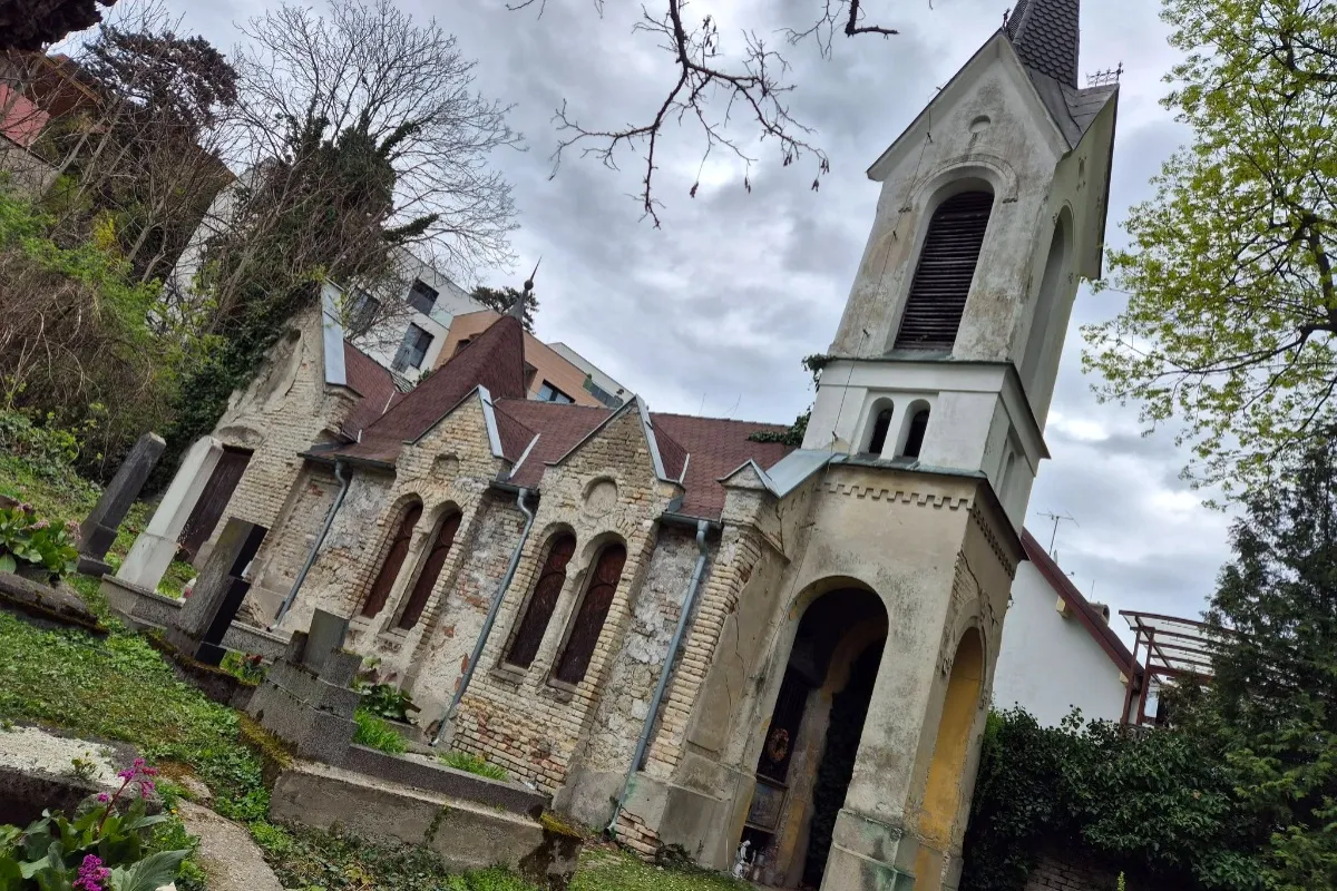 FOTO: Bratislavou sa šíria reči o zavretí Mikulášskeho cintorína. Kde je v skutočnost pravda? 