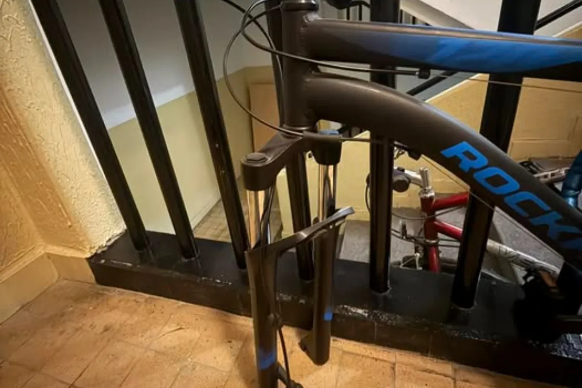 V Novom Meste sa kradnú už aj kolesá z bicyklov. Nepomôže ani kamera a bicykel zamknutý vo vchode