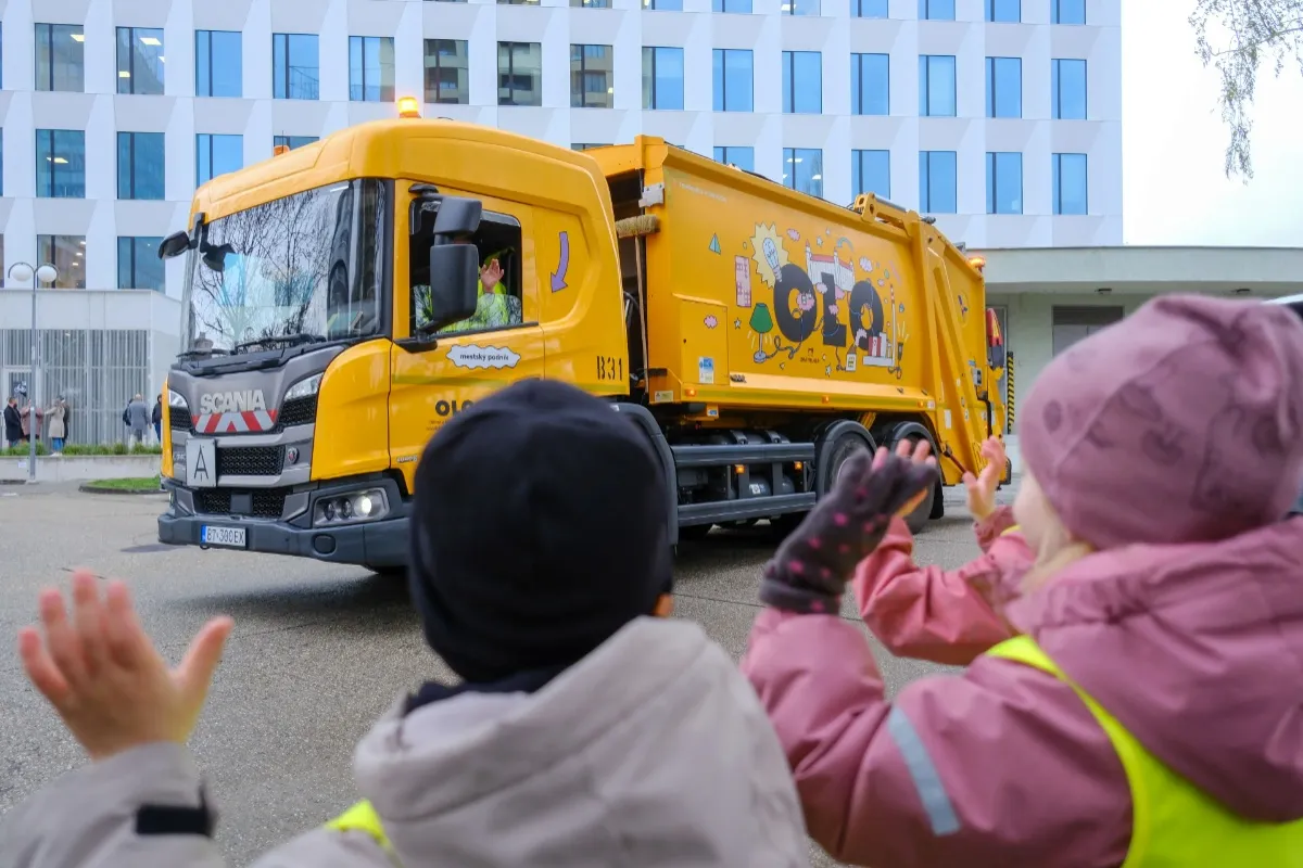 Smetiarske autá v Bratislave ožijú. Nové polepy prinesú deťom aj dospelým interaktívny zážitok