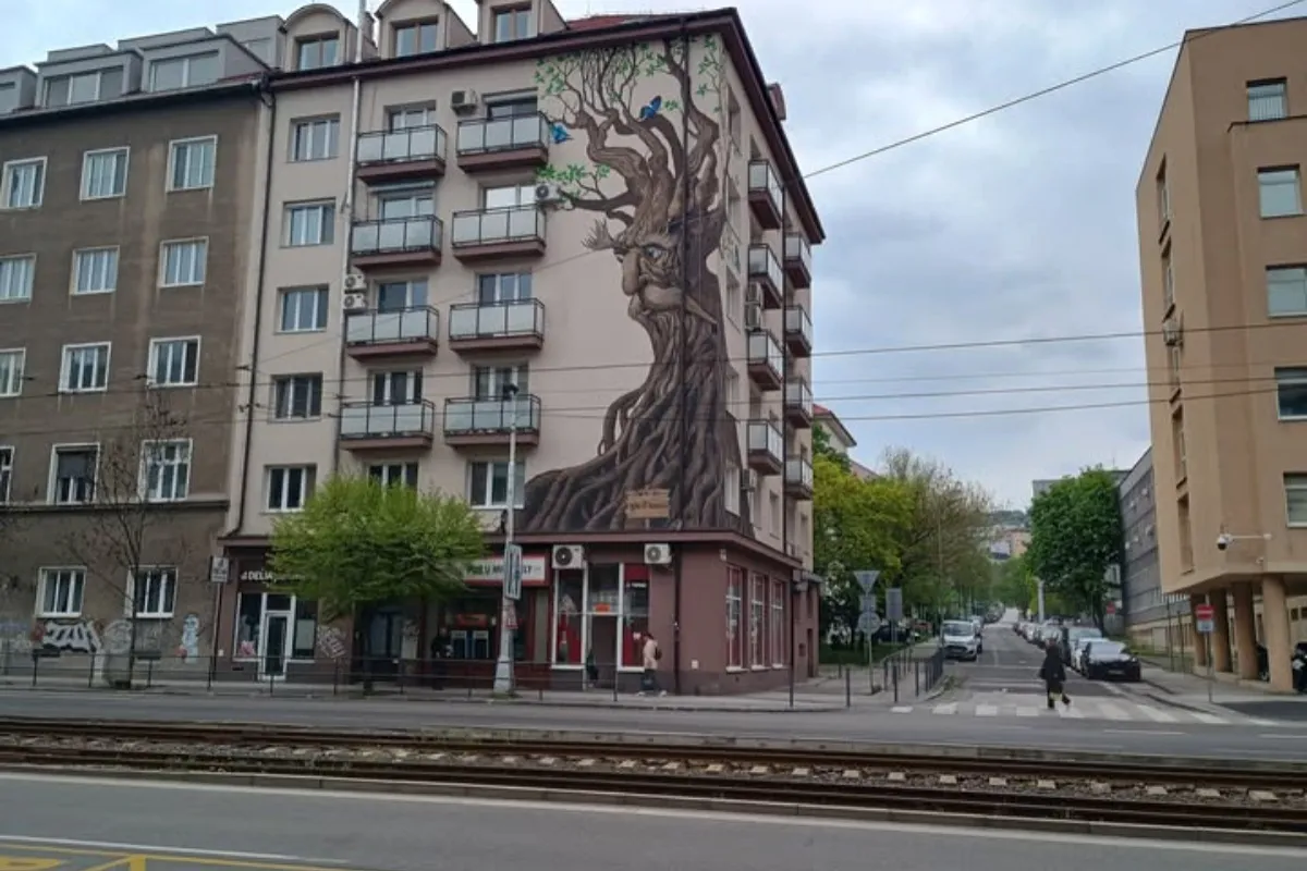 Mural na Račianskej rozdelil Bratislavčanov: Objednali si ho obyvatelia bytovky, nie každému sa páči