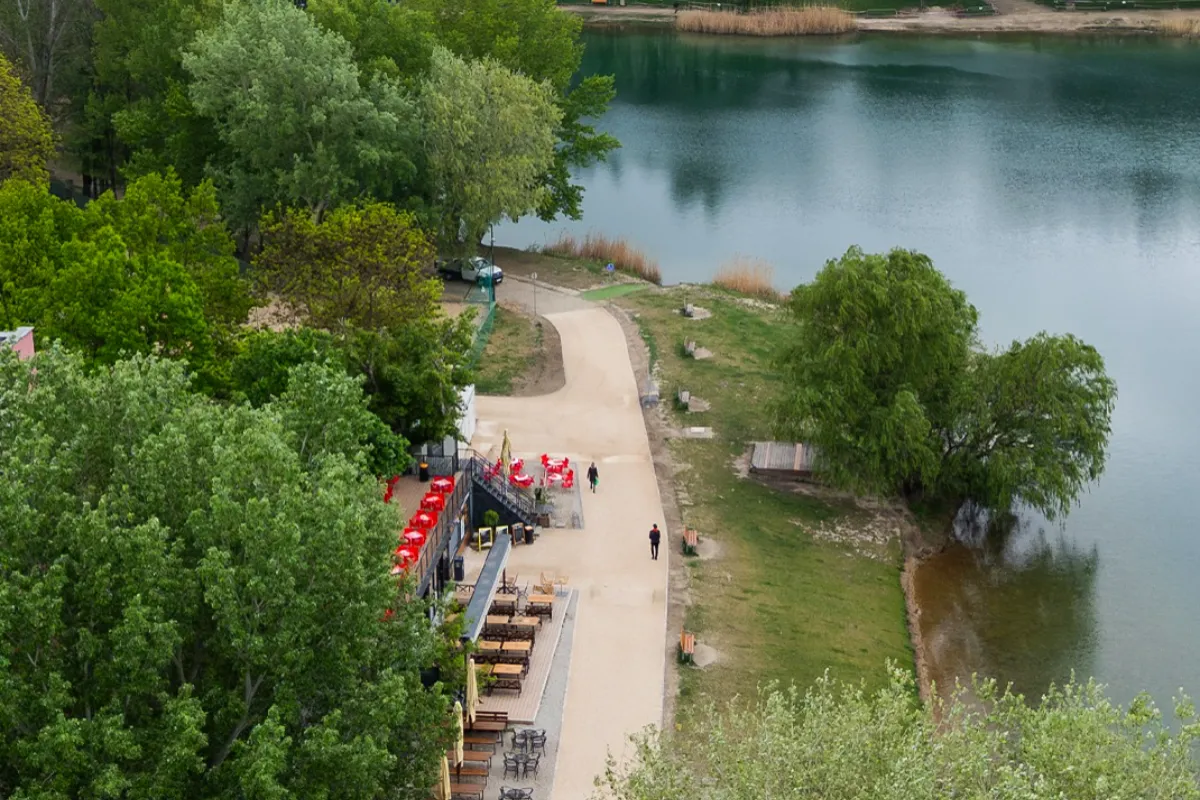 Nový mlatový chodník na Draždiaku je hotový, názory Petržalčanov naň sú rozpačité