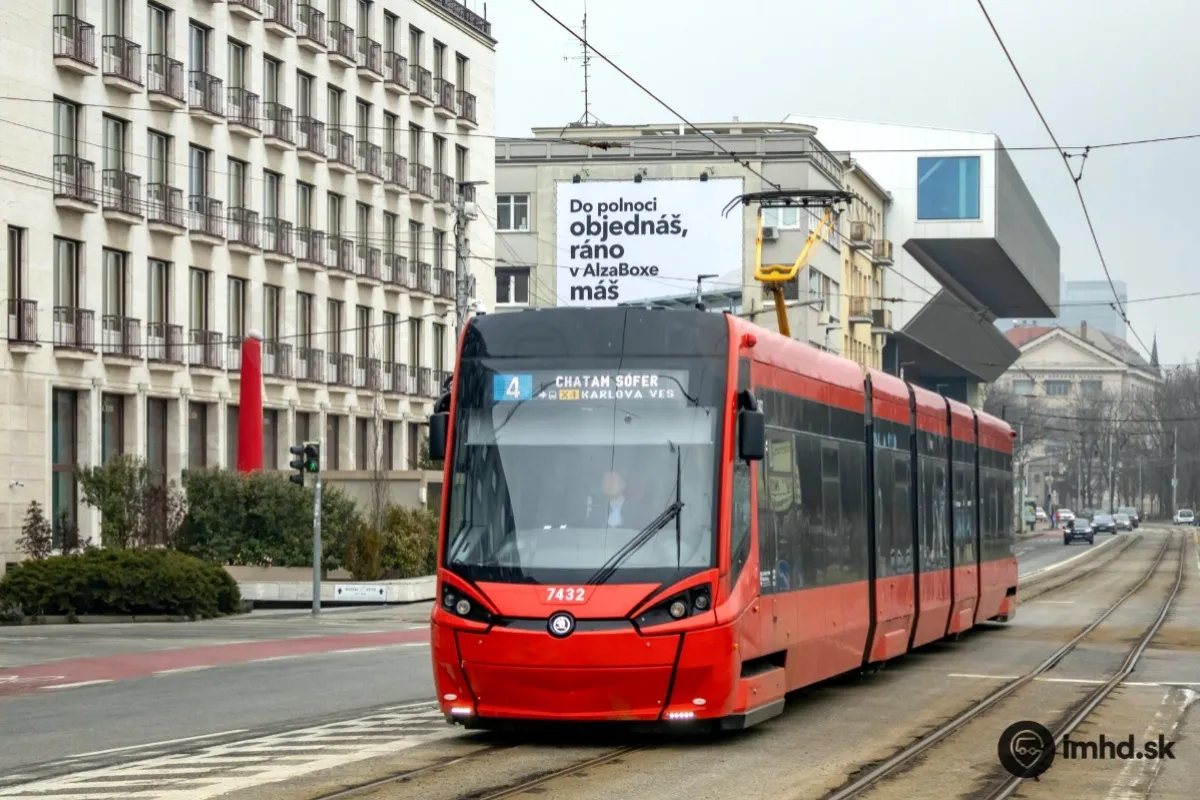 Račania sa sporia, či absolútna prednosť električkám raňajšiu dopravu odľahčuje alebo skôr naopak