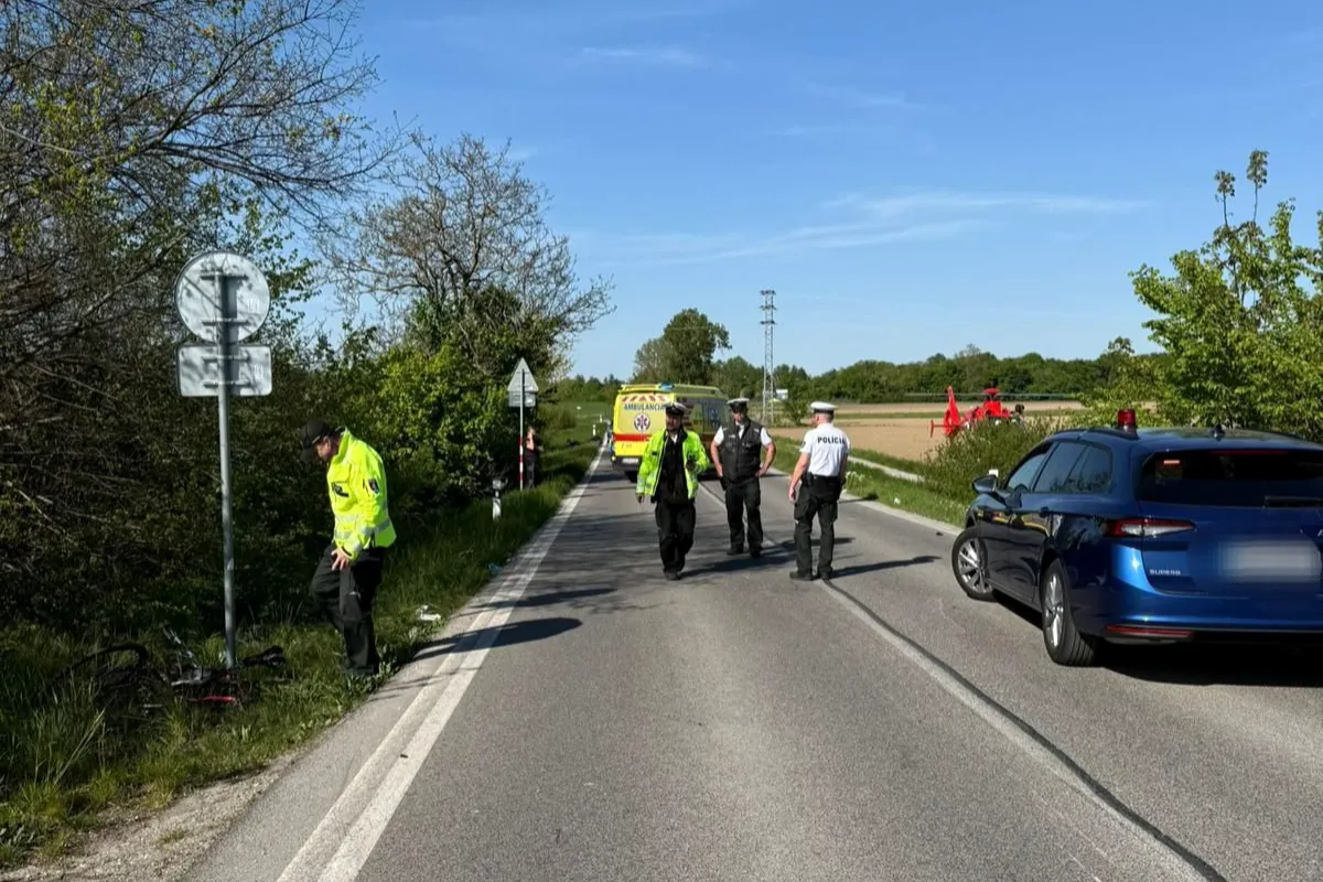 Pri Čiernej Vode došlo k vážnej zrážke cyklistu s motorkárom, priletel aj záchranársky vrtuľník, cestu uzavreli