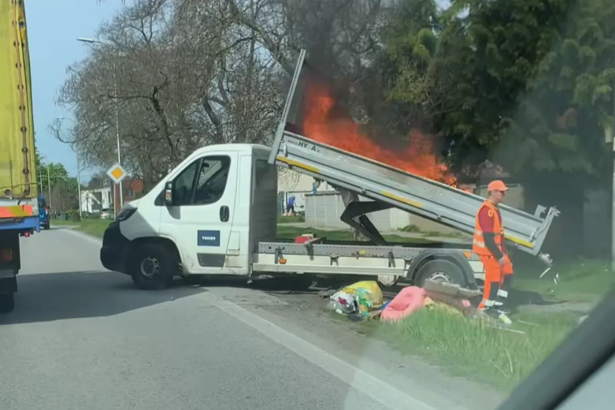 VIDEO: Požiar nákladu v Malackách. Z korby kamióna šľahajú plamene