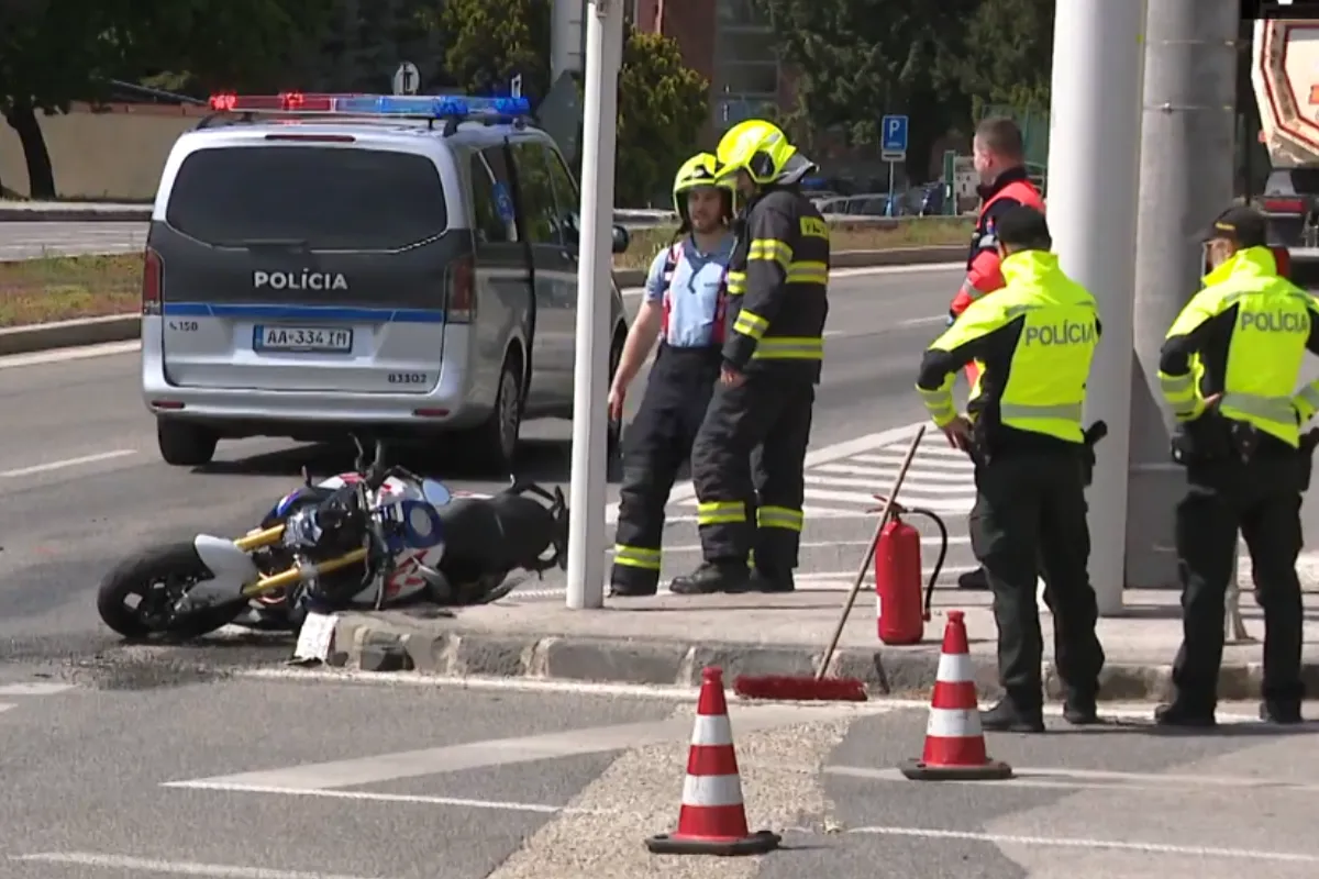 V Bratislave došlo k dvom nehodám po sebe na rovnakom mieste. Najskôr motorka s taxíkom, potom bager s električkou