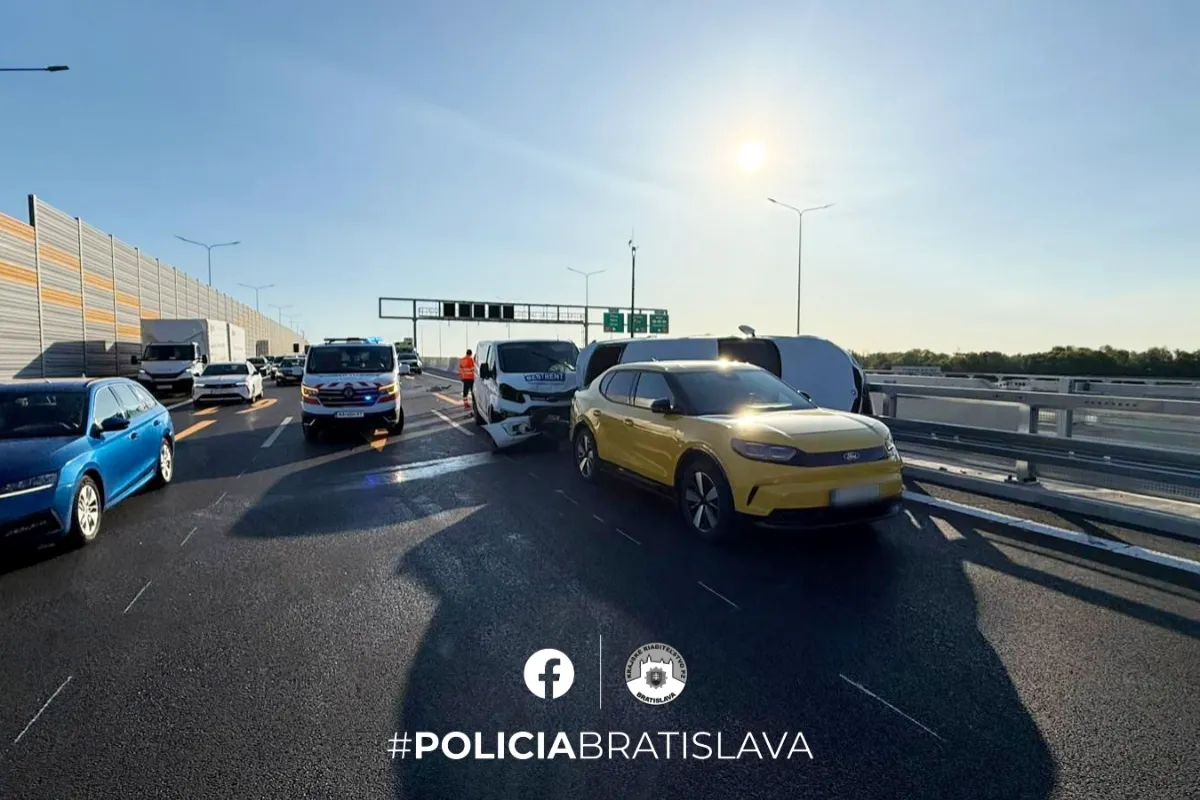 Na D1 došlo k hromadnej nehode, za Zlatými pieskami sa zrazili štyri autá a tvoria sa kolóny