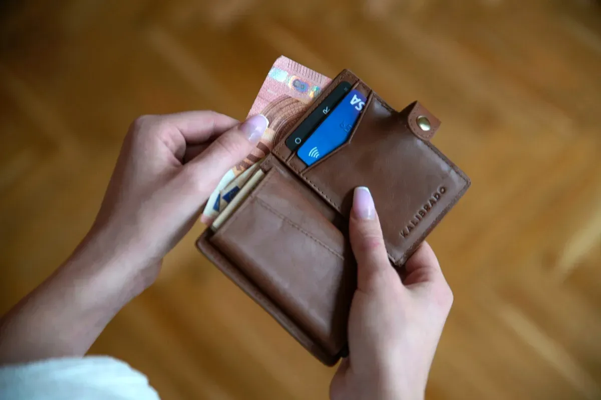 Osobné bankroty rastú. Najviac ekonomicky padajú tridsiatnici, dlhy dobiehajú aj seniorov, najstarší sú z východu