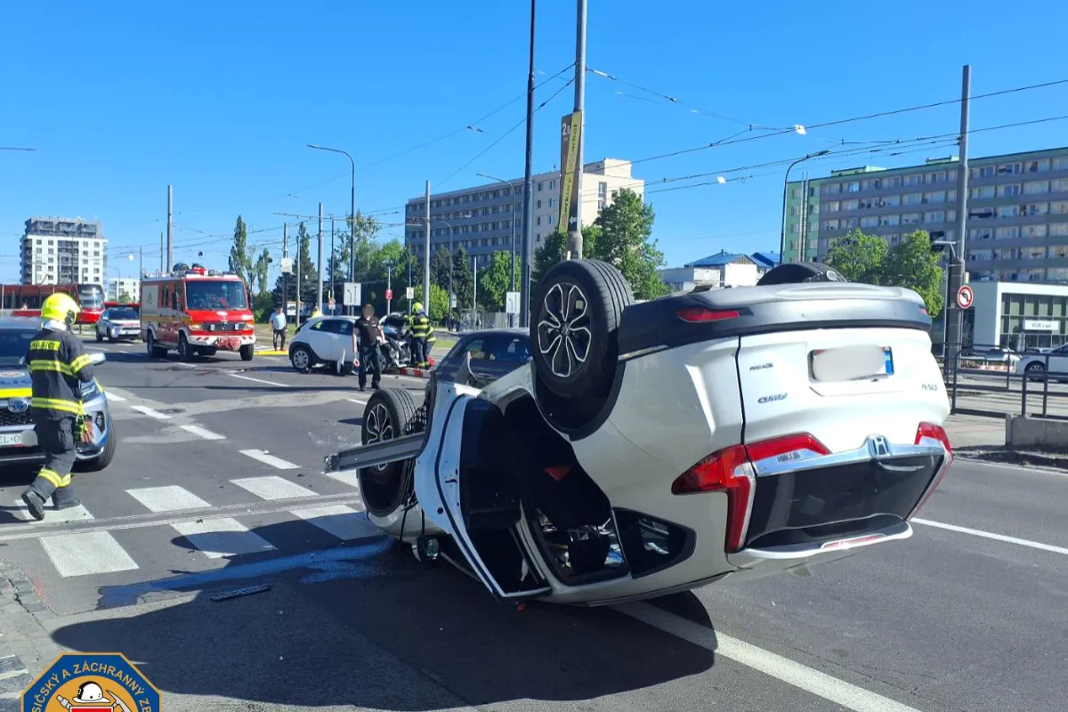 Osobné auto skončilo v Dúbravke rovno na streche. Pri nehode sa zranili dvaja ľudia 