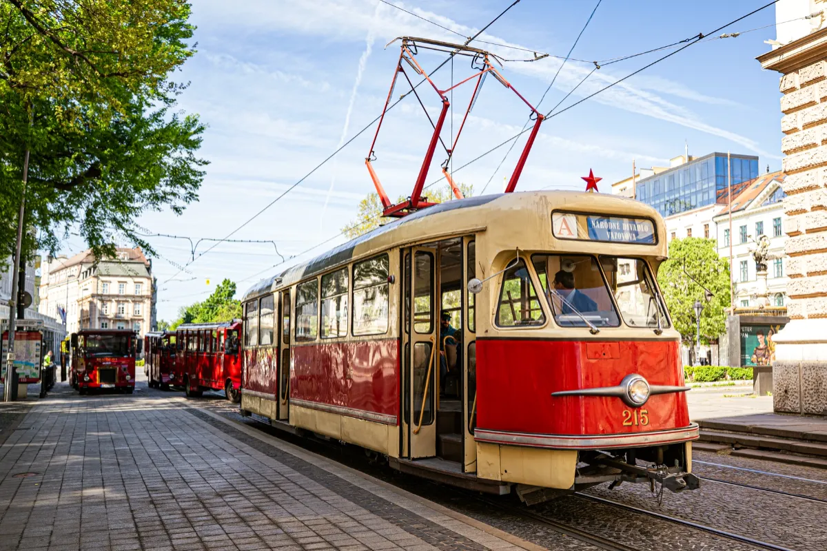 FOTO: Nostalgia v uliciach Bratislavy. Historické vozy opäť jazdili mestom, zaspomínajte si na fotografiách