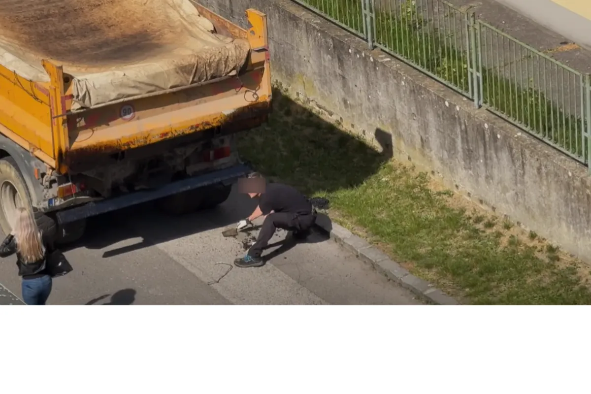 VIDEO: Robotník si v Ružinove očistil nákladné auto od asfaltu, ten skončil na trávniku. Obyvateľ sa neveriacky prizeral