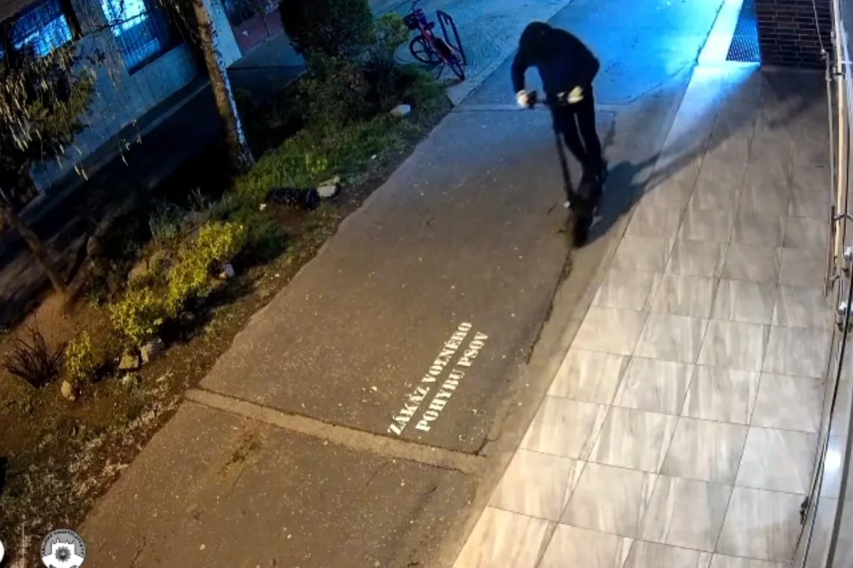 Ozbrojená lúpež v Petržalke: Polícia pátra po mužovi v kukle, ktorý so zbraňou vykradol záložňu