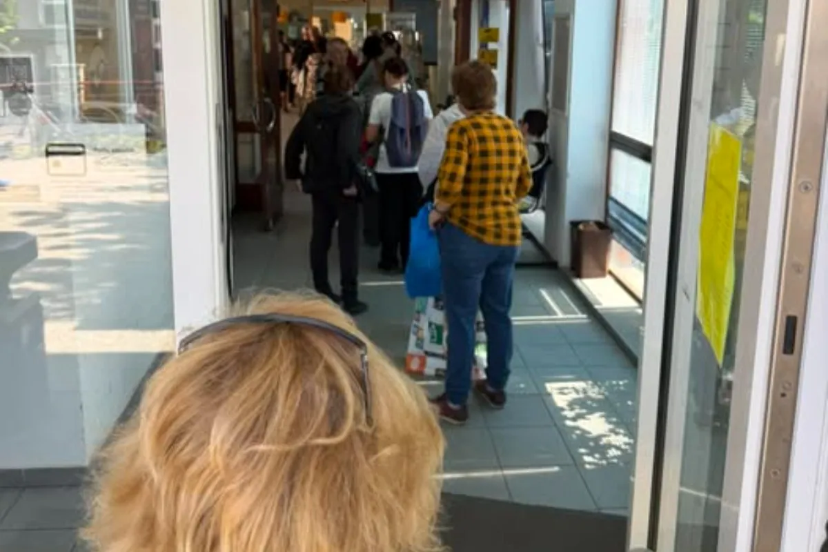 Na pošte v Rači čakali ľudia v pondelok aj dve hodiny, od rána tam postávali ľudia so žltými lístočkami