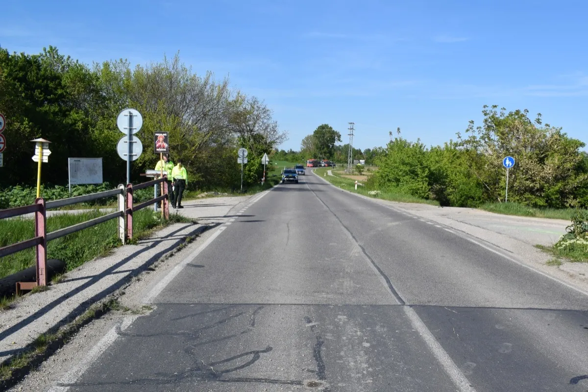 Polícia hľadá svedkov tragickej nehody pri Chorvátskom Grobe. Cyklista po zrážke zomrel