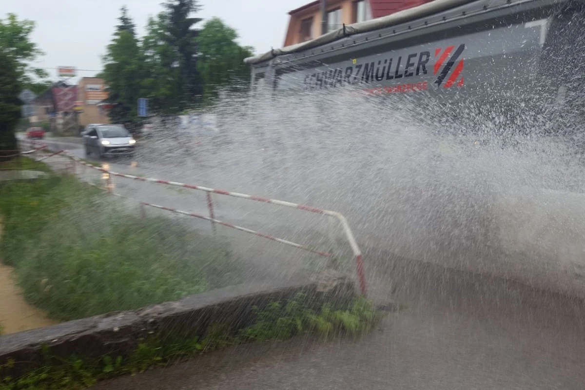U susedov to už začalo, udreli silné búrky. Padajú 2-centimetrové krúpy a voda zaliala záhrady