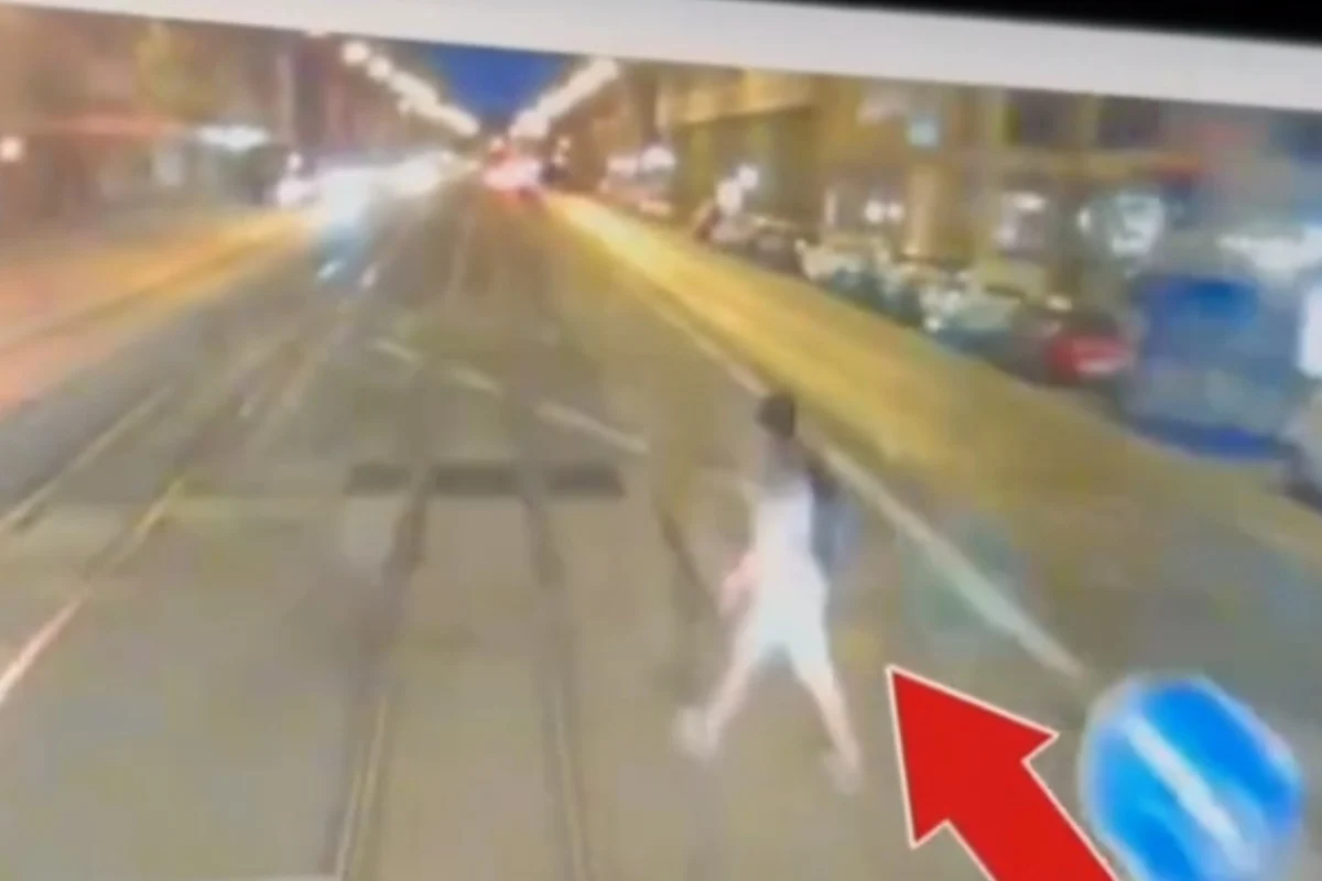 VIDEO: Električka v Bratislave zmietla nepozorného chodca, do koľajiska vošiel na červenú