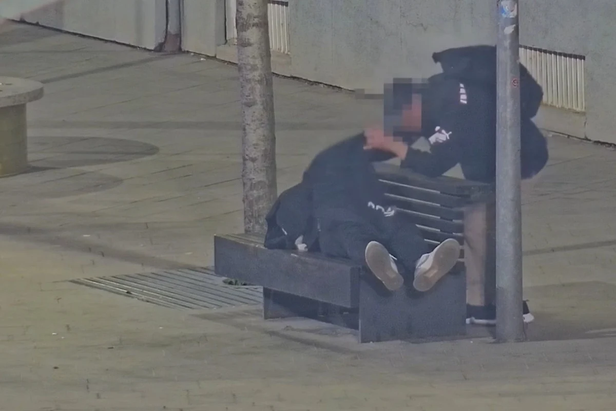 VIDEO: Muž si zdriemol na zastávke v meste. Ako k Šípkovej Ruženke prišiel chlap, no namiesto bozku mu ukradol telefón