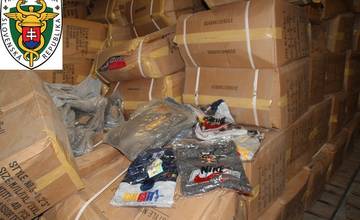 V sklade našli tisícky kusov falzifikátov značkového oblečenia