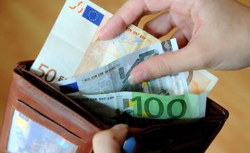 Neznáma žena okradla 80-ročnú starenku o 1200 eur