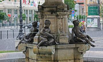 Mesto začína spúšťať fontány